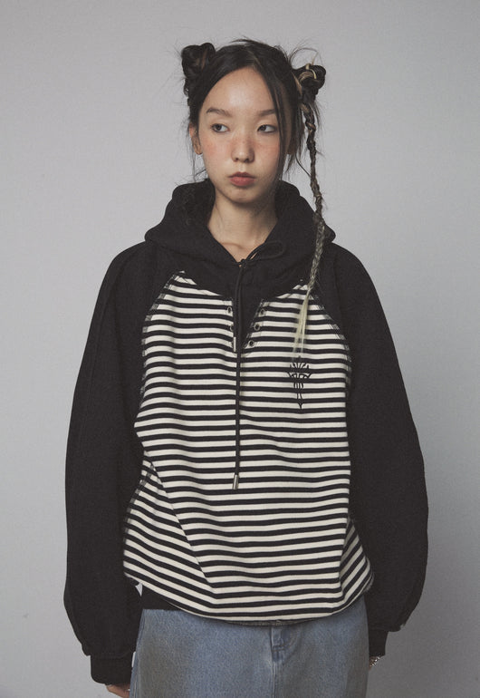 Sudadera Hoodie Suelta con Paneles Rayados y Bordados - Image 5