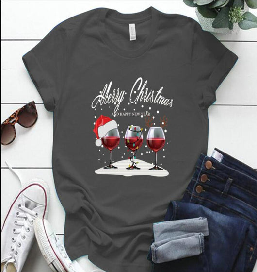 Playera Navideña con Estampa de Copa de Vino Creativa - Image 7