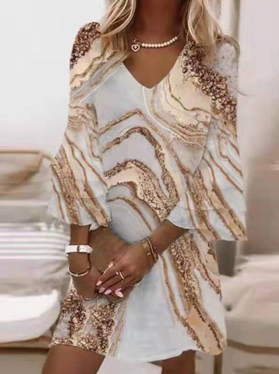 Vestido V-Neck con Volantes y Estampado de Mármol Dorado - Image 10