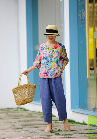 Blusa Literaria de Algodón y Lino con Cuello en V para Viajeras - Image 11