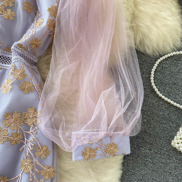 Vestido Elegante con Mangas Linterna de Malla y Bordado Calado