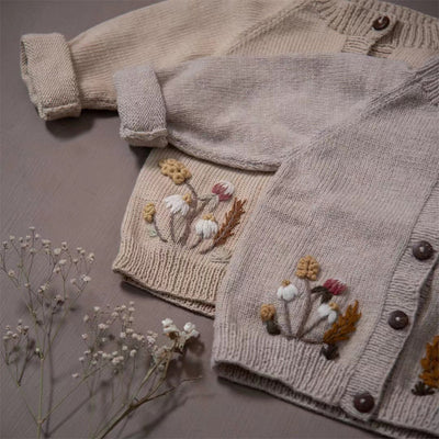 Conjunto de Cardigan Bordado a Mano para Niños con Gorro y Pantalón - Image 8