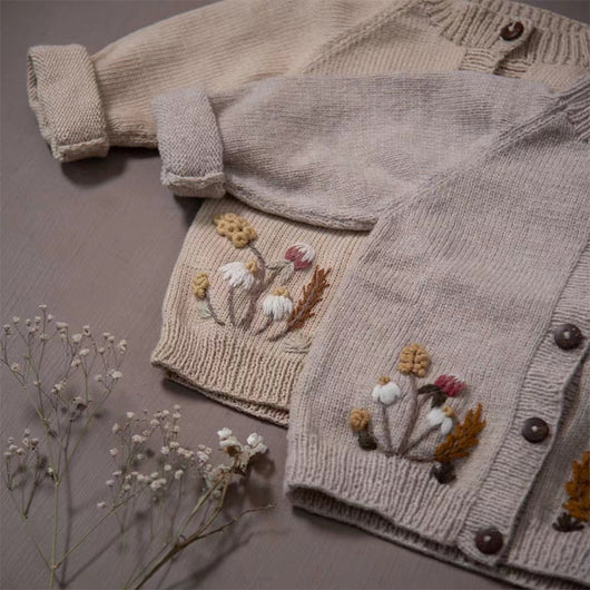Conjunto de Cardigan Bordado a Mano para Niños con Gorro y Pantalón - Image 8