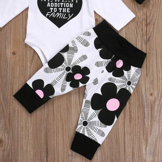 Conjunto de Tres Piezas Infantil de Algodón con Estampado de Corazones - Image 11