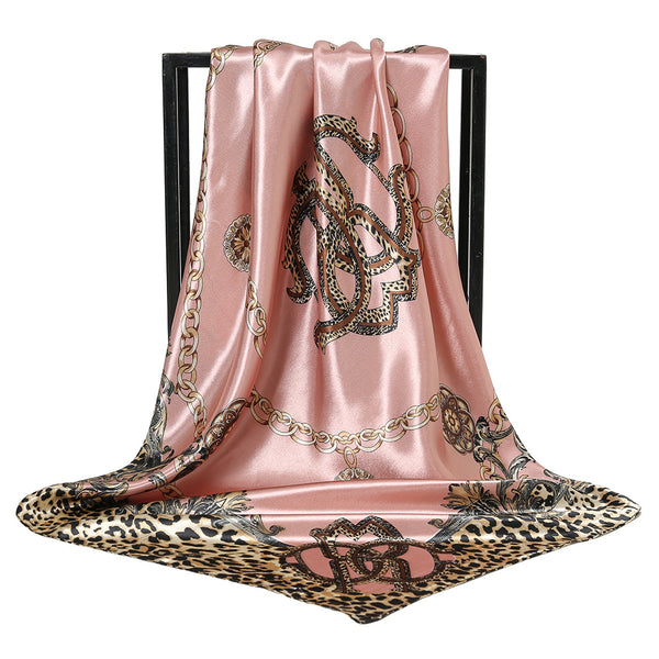 Pañuelo de Satén con Estampado de Leopardo y Cadena Decorativa - Image 6
