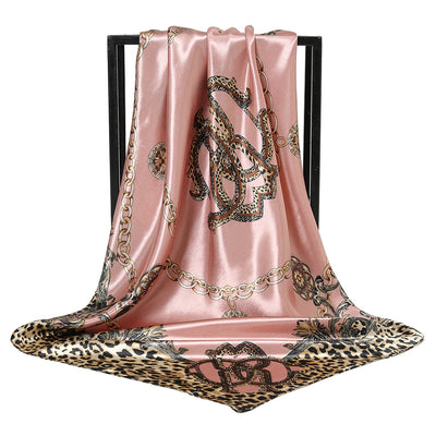 Pañuelo de Satén con Estampado de Leopardo y Cadena Decorativa - Image 6