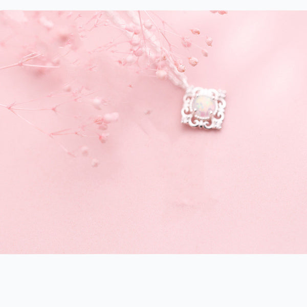 Collar de Plata con Dije Cuadrado de Patrón Elegante