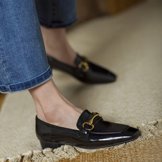Zapatos de Mujer Elegantes con Tacón Bajo y Detalles Metálicos - Image 3
