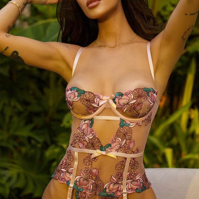 Traje de Baño Entallado con Bordados y Escote Halter - Image 5