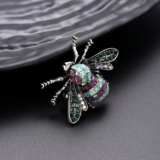 Broche de Cristal Incrustado con Insectos - Accesorio de Moda Personalizado
