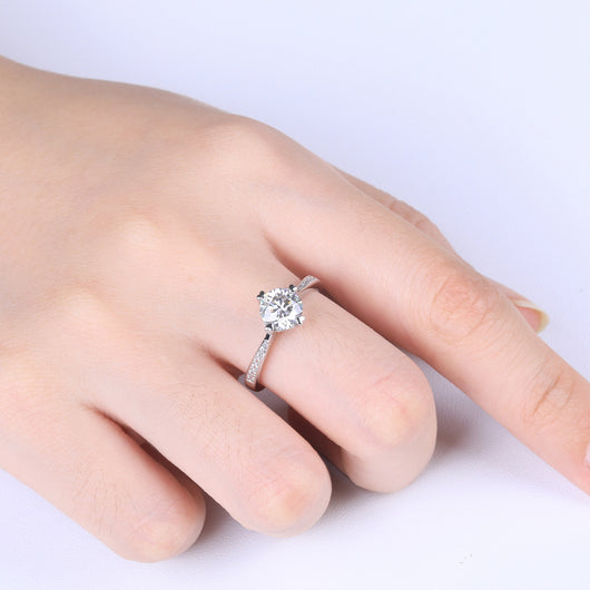 Anillo de Moissanita Clásico de Cuatro Puntas para Mujer - Image 5