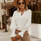 Blusa Elegante de Cuello en V con Puños Adornados en Color Puro