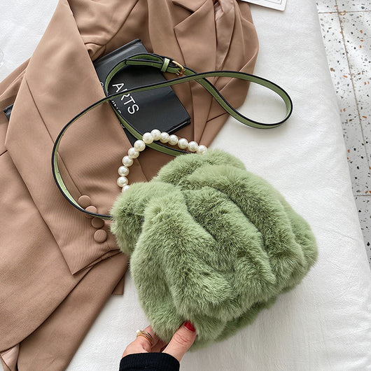 Bolso Mensajero de Peluche con Perlas para Mujer - Diseño Trendy e Instagrameable - Image 6