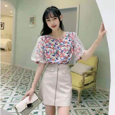 Blusa Holgada de Malla con Perlas y Mangas Puff - Image 3