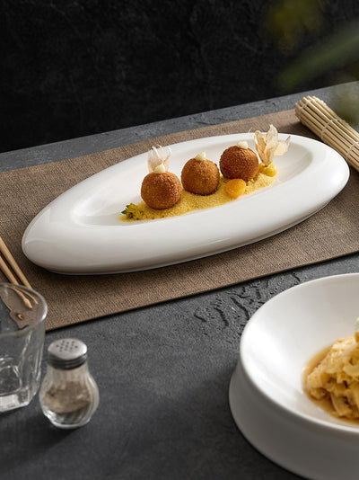 Plato de Cerámica Blanca con Diseño Irregular - Image 5