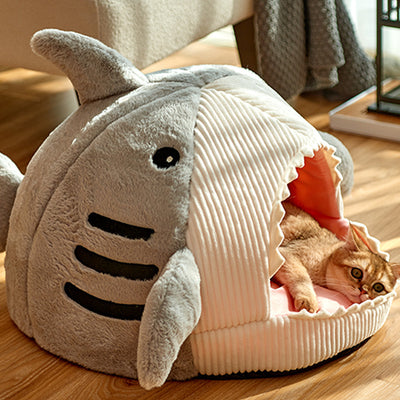 Casa Refugio Acogedora para Gatos con Diseño de Tiburón - Image 6