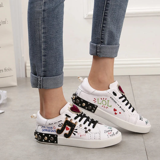 Zapatillas Blancas de Cuero Genuino con Remaches y Diseño Graffiti - Image 7