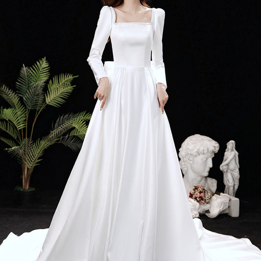 Vestido Minimalista Hepburn con Cola Elegante