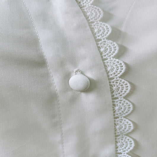 Blusa Blanca de Encaje con Cuello V, Fibra de Rosa y Aroma Floral - Diseño Premium - Image 13