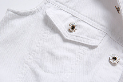Chaleco Denim Blanco con Bolsillos y Detalles Rotos - Image 16