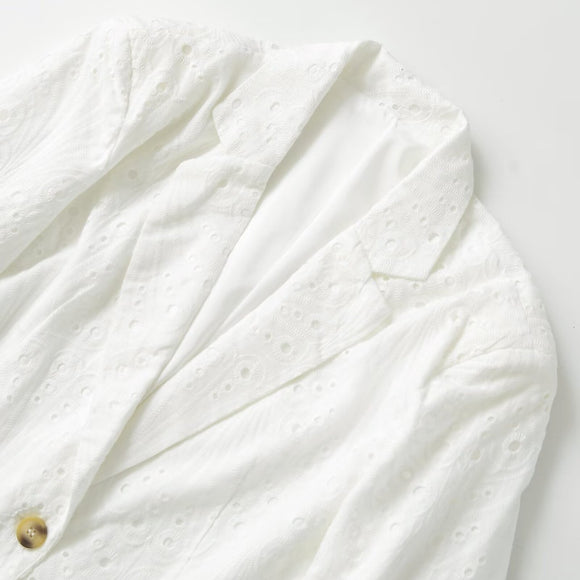 Chaqueta Casual con Detalles Calados y Botón Único