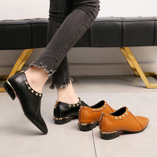 Zapatos Casuales para Mujer con Punta Afilada y Remaches de Moda - Image 4