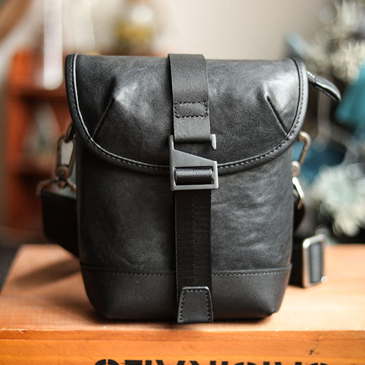Bolso Bandolera de Cuero para Hombre con Diseño Asimétrico - Image 7