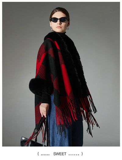 Chal Navideño Rojo con Cuello de Peluche, Diseño Jacquard y Borlas Geométricas - Image 13