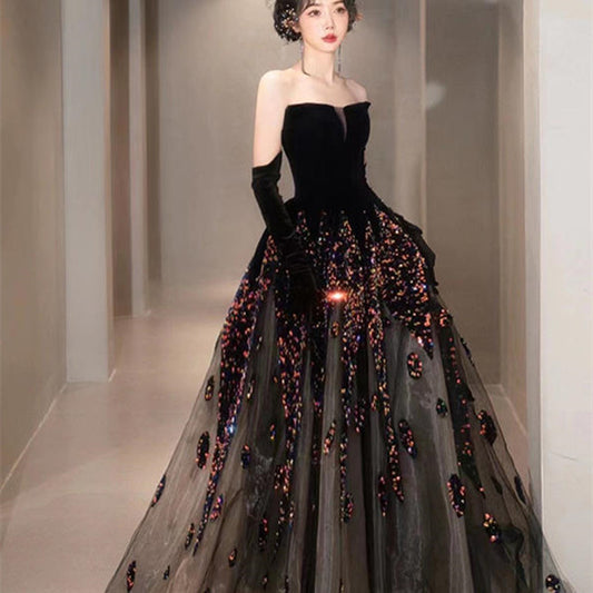 Vestido de Noche Escotado con Elegancia y Temperamento
