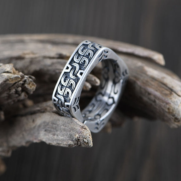 Anillo Cuadrado de Plata Tailandesa con Patrón Tótem Vintage para Mujer