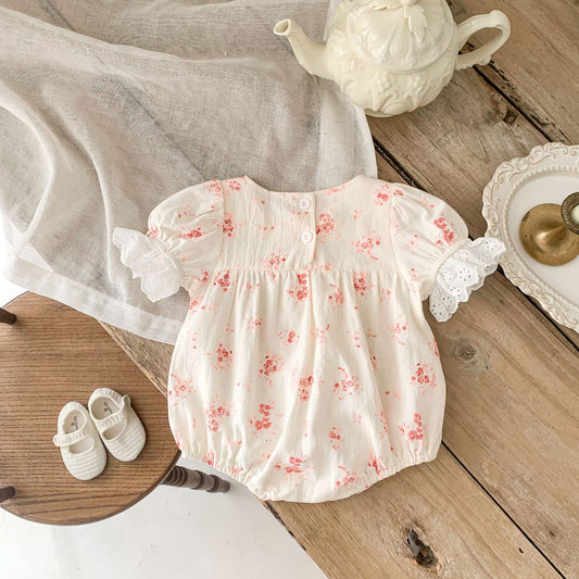 Jumpsuit Corto de Encaje Floral Estilo Europeo con Escote Triangular