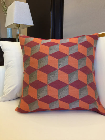 Almohada Naranja con Geometría Tridimensional Cuadrada - Image 15