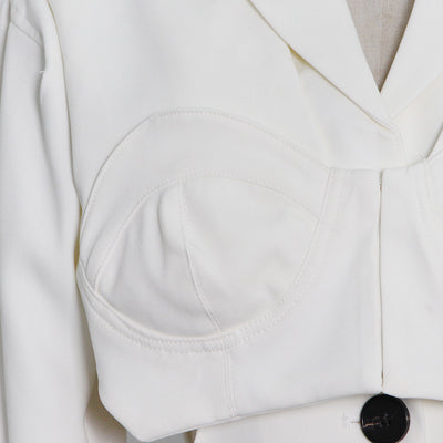 Blazer Entallado con Hombreras y Detalles Calados - Image 18