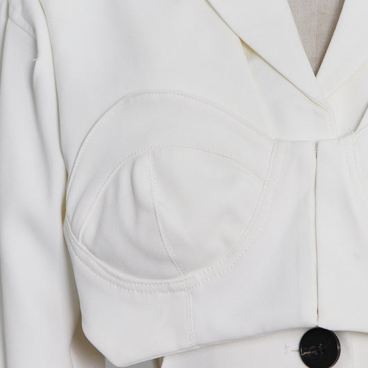 Blazer Entallado con Hombreras y Detalles Calados - Image 18