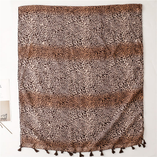 Pañuelo de Seda Voile Estampado Leopardo Degradado Café con Borlas Artesanales Protección Solar - Image 4