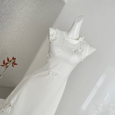 Vestido Falda Blanco con Diseño Calado y Escote Abierto - Image 3