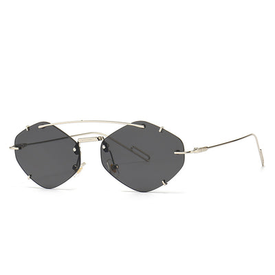 Metal frameless sunglasses for women with geometric gradient gray lenses and a silver-colored frame. - Image 6