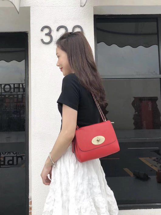 Bolso Bandolera de Cuero con Cadena - Diseño Versátil de Color Sólido - Image 12