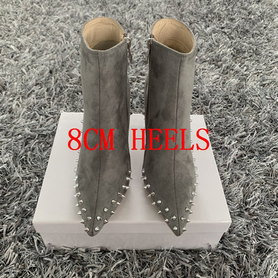 Botas Martin Gris Ante con Remaches Punta Afilada Cierre Lateral Estilo Británico - Image 9