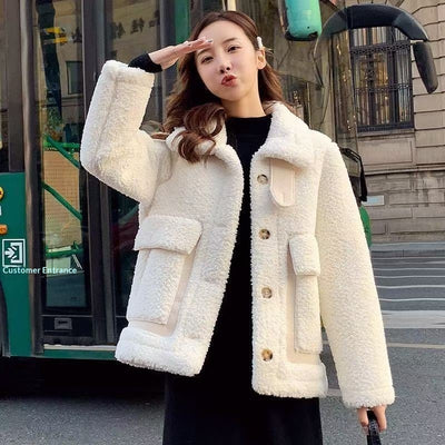 Chaqueta Versátil de Borrego y Piel para Mujer - Image 9