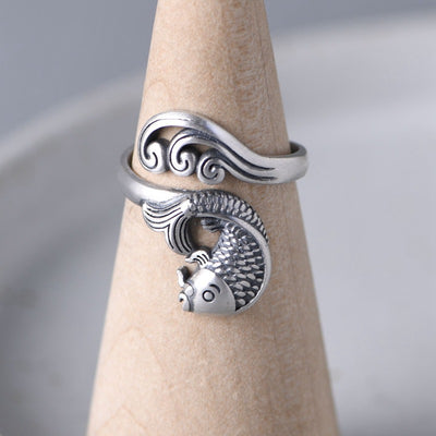 Anillo de Dedo Índice con Diseño de Ondas de Agua y Carpa - Image 5