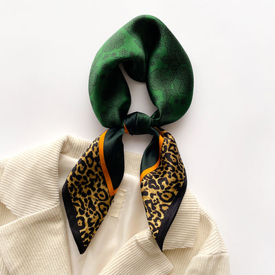 Pañuelo de Seda Estampado Floral Literario para Otoño e Invierno - Image 2