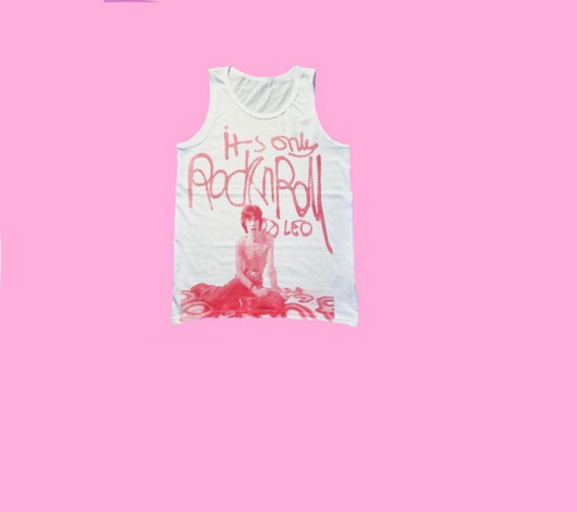 Playera Base Cuello Redondo con Estampado de Retrato Europeo Americano - Image 4