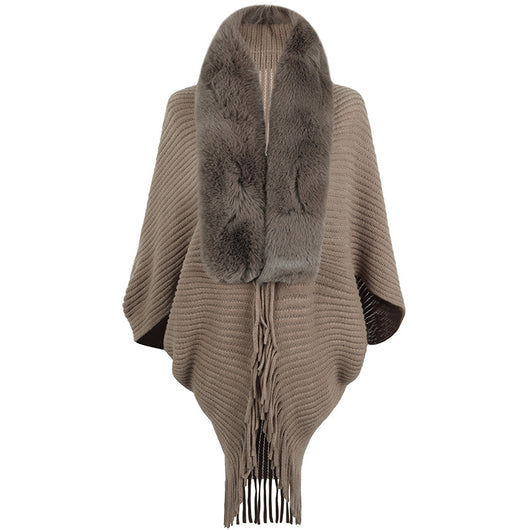 Chal Tejido con Cuello de Piel y Borlas - Image 5