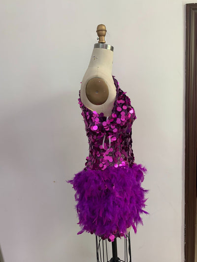 Vestido de Fiesta Corto con Lentejuelas Púrpura y Hombro Descubierto - Image 5