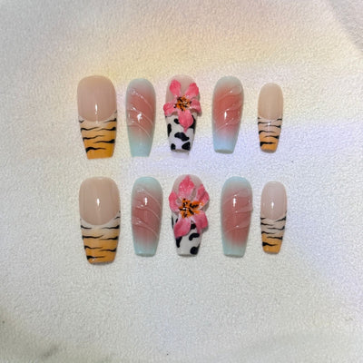 Uñas Artísticas Pintadas a Mano con Patrón Cebra y Lirio Tallado - Atmósfera Verano - Image 4