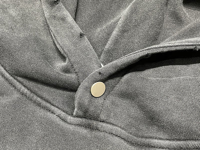 Sudadera con Capucha Desgastada y Cuello Fruncido - Estilo Urban Casual - Image 3
