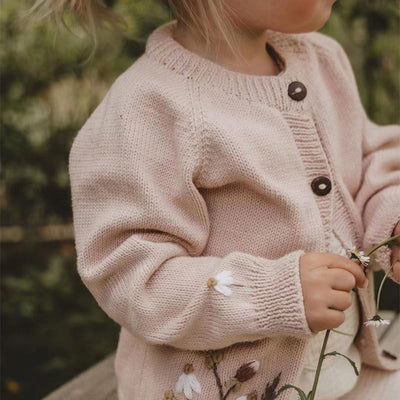 Conjunto de Cardigan Bordado a Mano para Niños con Gorro y Pantalón - Image 13