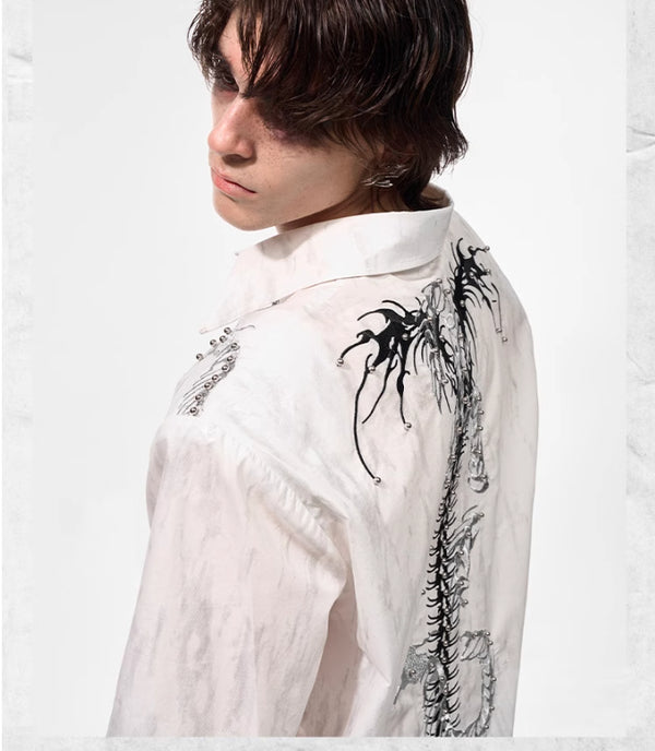 Camisa Blanca Manga Corta para Hombre con Hombreras Serpiente y Detalles Dorados