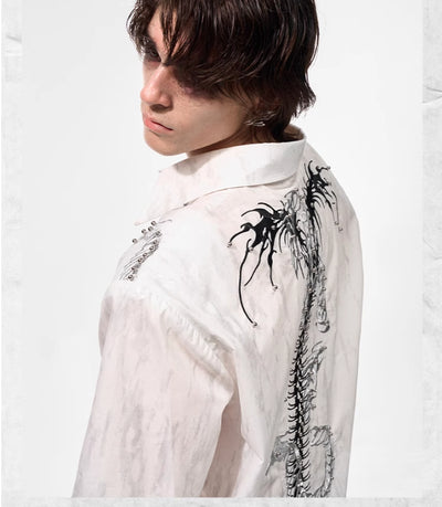 Camisa Blanca Manga Corta para Hombre con Hombreras Serpiente y Detalles Dorados - Image 2